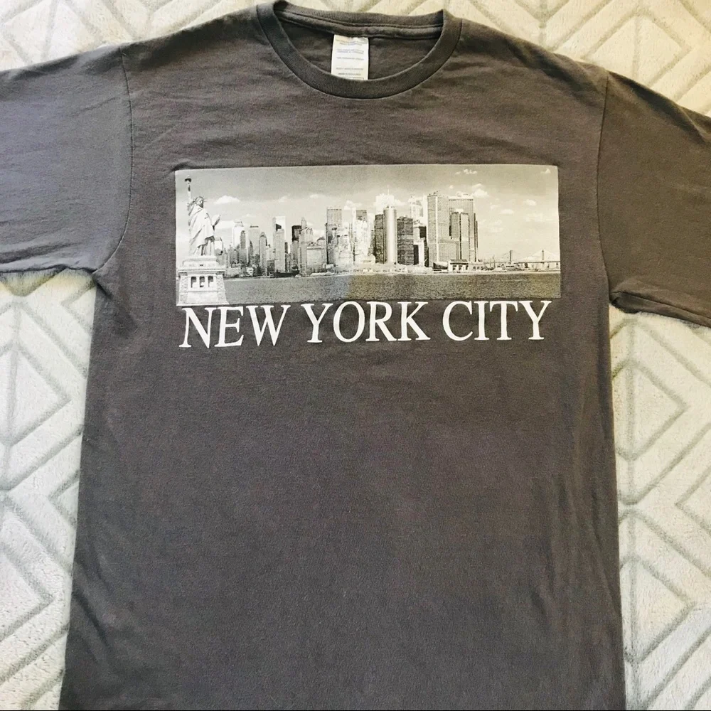 3/$25 New York City Skyline Graphic T-shirt Unisex Small Gray - Picture 3 of 6